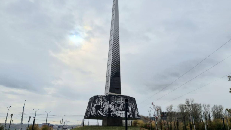 Покрытие восстановят на стеле «Иркутск – город трудовой доблести»